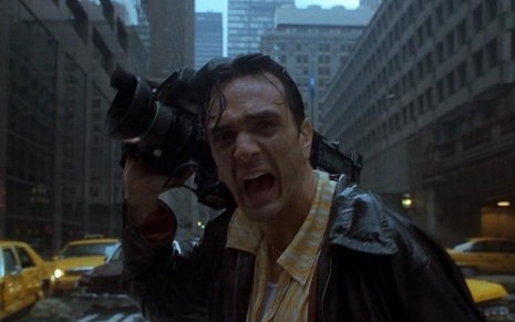Hank Azaria em pânico com o surgimento de Godzilla na versão de 1998