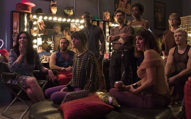 Atores reunidos em camarim em cena da série Hard, da HBO
