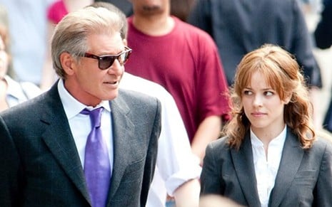 Harrison Ford e Rachel McAdams caminham no meio de uma multidão em cena do filme Uma Manhã Gloriosa (2010)