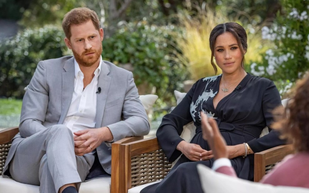 Príncipe Harry e Meghan Markle sentados em entrevista com Oprah Winfrey