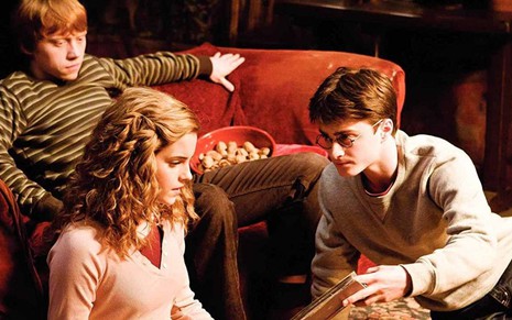 Os atores Rupert Grint, Emma Watson e Daniel Radcliffe em cena de Harry Potter e o Enigma do Príncipe
