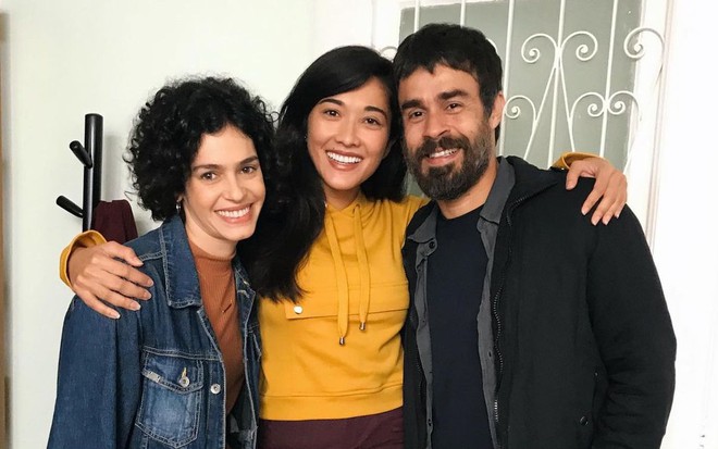 Maria Flor, Jacqueline Sato e Erom Cordeiro posam para foto nos bastidores de Os Ausentes