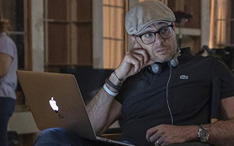 O produtor Damon Lindelof sentado em sua cadeira de produtor no intervalo das gravações da série Watchmen, da HBO