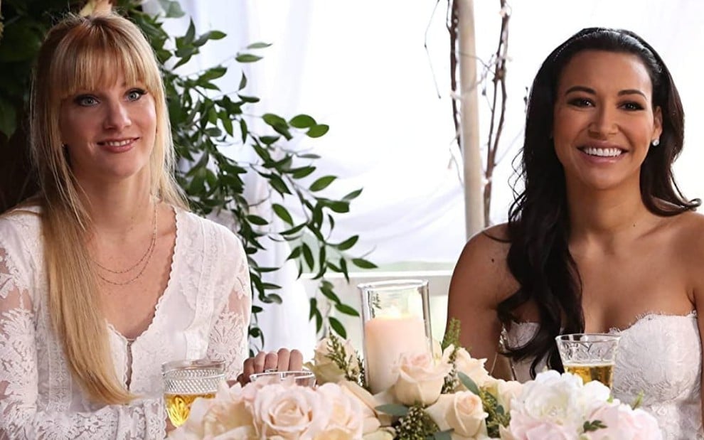 Heather Morris (Brittany) e Naya Rivera (Santana) em cena do casamento de suas personagens em Glee