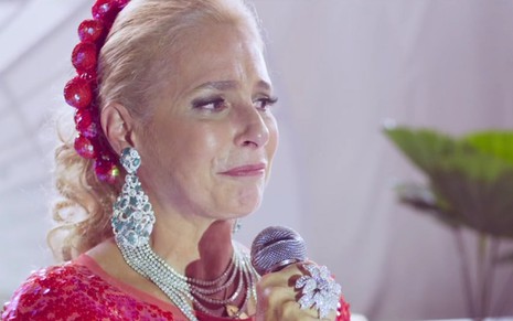 Andréa Beltrão faz uma cara de choro caracterizada como Hebe Camargo, no primeiro episódio da minissérie do Globoplay