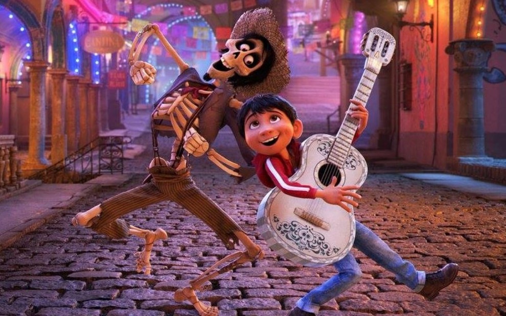 O esqueleto Hector usa um chapéu de palha e roupas rasgadas; ao lado dele, o garoto Miguel segura um violão branco em cena de Viva - A Vida é uma Festa (2017)