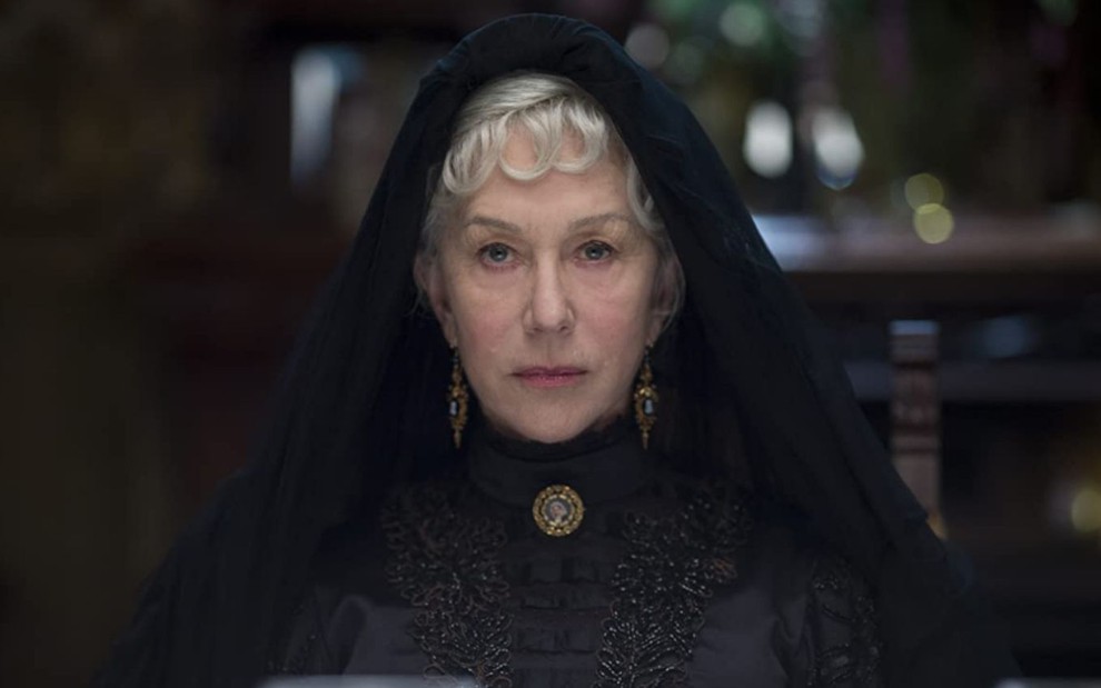 Helen Mirren em cena do filme A Maldição da Casa Winchester