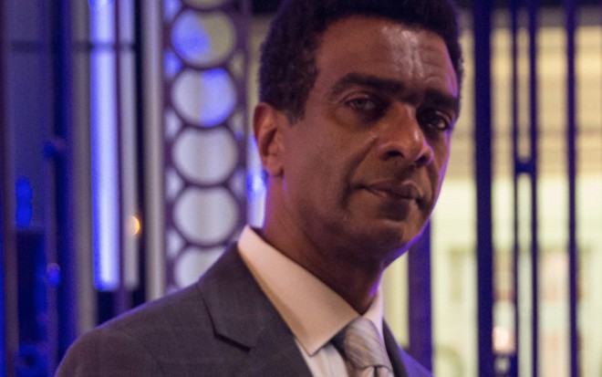 Helio de la Peña caracterizado como o Zé Pedro da novela Totalmente Demais