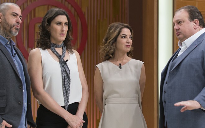 Henrique Fogaça, Paola Carosella, Ana Paula Padrão e Erick Jacquin com semblante sério, no cenário do MasterChef