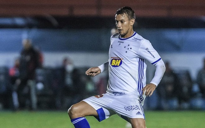 Imagem do volante Henrique em ação pelo Cruzeiro