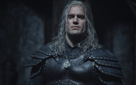 Henry Cavill traja uma armadura e está caracterizado como Geralt de Rívia nas filmagens de The Witcher