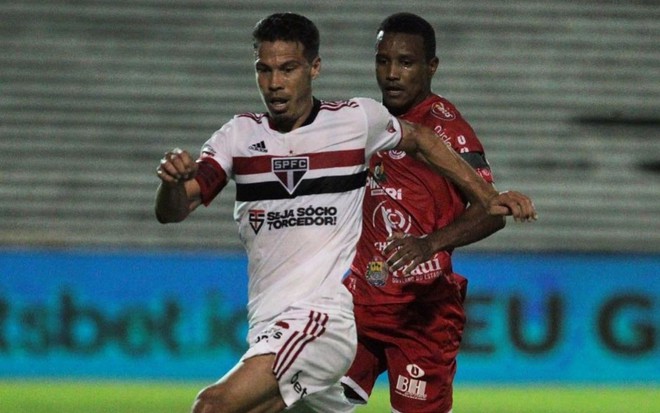 Imagem de Hernanes durante jogo do São Paulo na Copa do Brasil