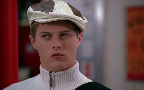 Reprodução de imagem de Ryan Evans, interpretado por Lucas Grabeel, usando boina em cena de High School Musical