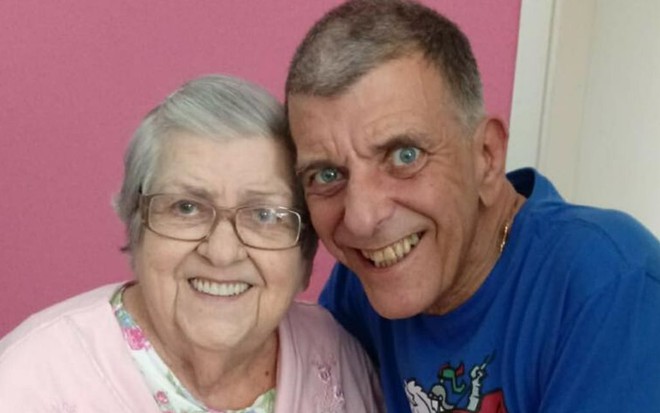A atriz Hilda Rebello e o diretor Jorge Fernando, seu filho, em foto de abril de 2019