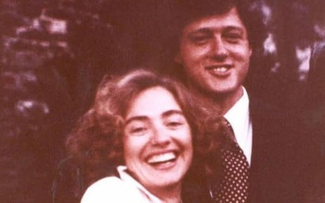 Hillary Clinton sorri ao lado de Bill Clinton em foto antiga
