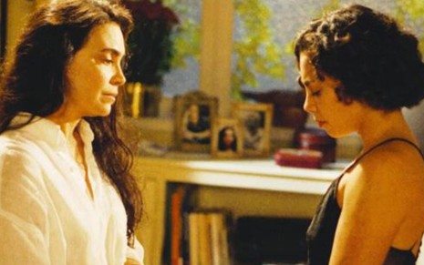 As atrizes Regina Duarte e Carla Marins com expressões desapontadas em cena da novela História de Amor (1995)