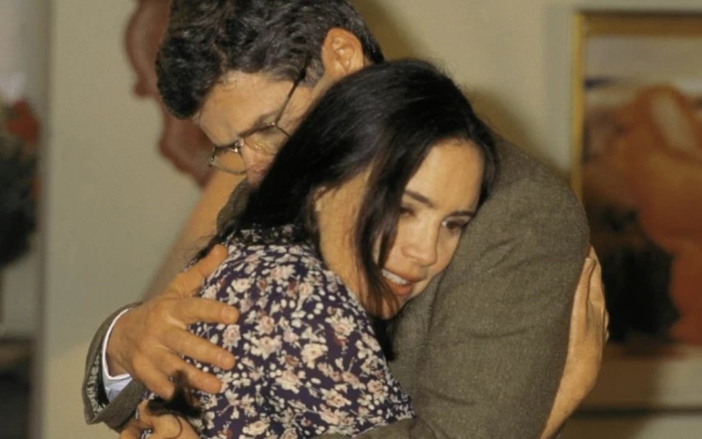 Os atores Regina Duarte e José Mayer abraçados em cena da novela História de Amor (1995)