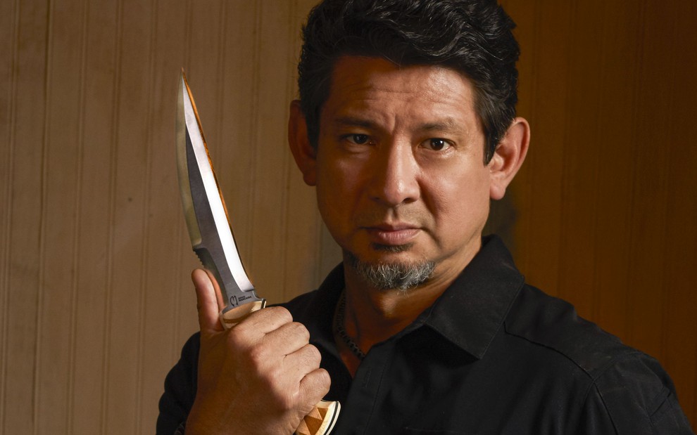 O cuteleiro e especialista em armas Doug Marcaida segura uma faca afiada em foto promocional de Desafio Sob Fogo