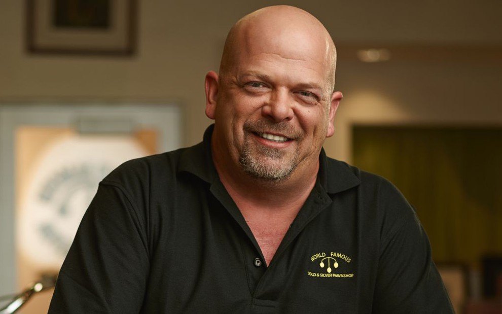 O dono de loja de penhor Rick Harrison posa com sorriso aberto e vestindo uniforme da Gold & Silver Pawn Shop, em Las Vegas