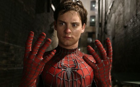 Tobey Maguire olha as próprias mãos vestido como o Homem-Aranha em cena do filme Homem-Aranha 2 (2004)