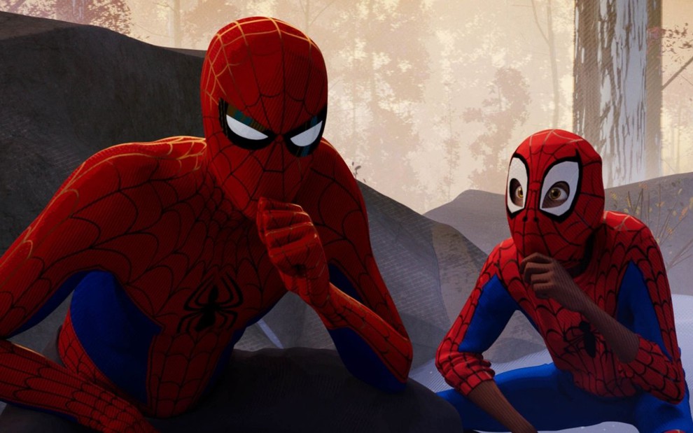 Dois personagens vestidos de Homem-Aranha colocam a mão no queixo em sinal de dúvida no filme Homem-Aranha no Aranhaverso (2019)