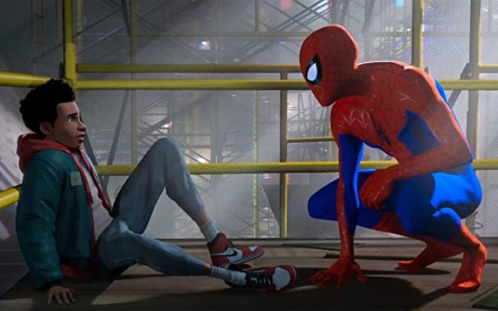 Em animação, Miles Morales se esquiva do Homem-Aranha em cena de Homem-Aranha no Aranhaverso (2019)