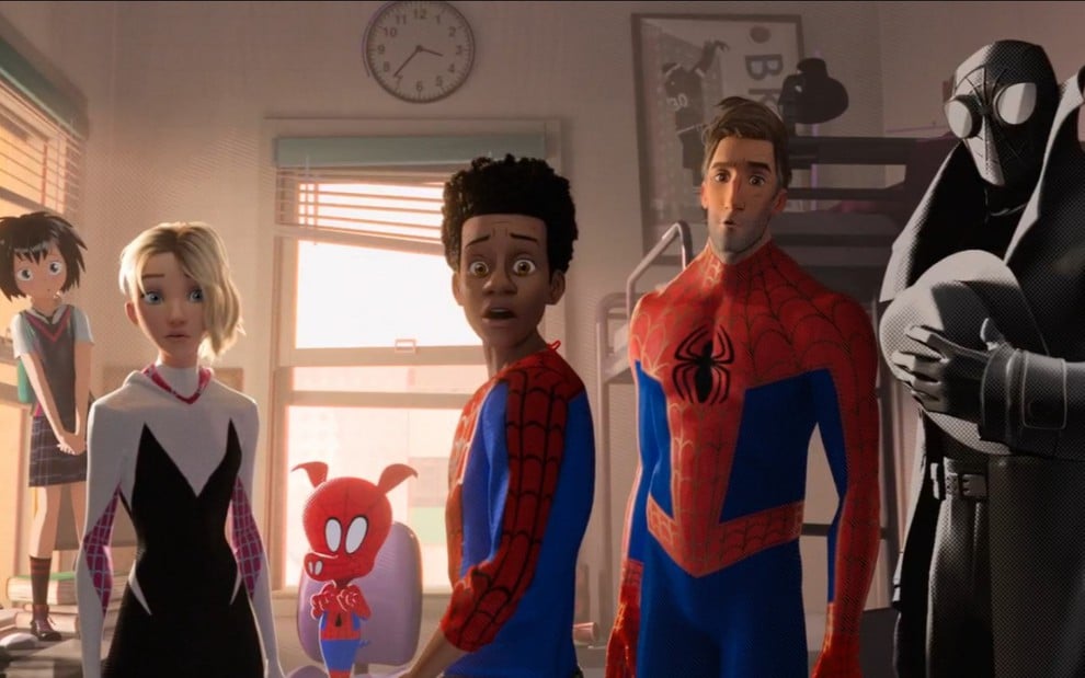 Seis Homens-Aranhas de diferentes dimensões em cena de Homem-Aranha no Aranhaverso