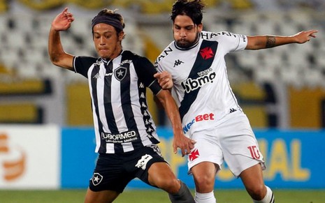 Honda (à esq.) e Benítez (à dir.) disputam bola no clássico entre Botafogo e Vasco pelo Campeonato Brasileiro