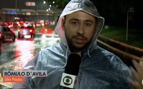 O repórter Romulo D'Ávila durante reportagem ao vivo sobre chuva forte em São Paulo para o Hora 1