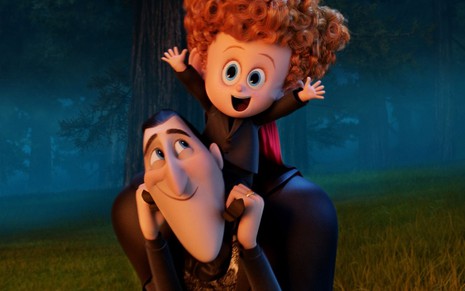 Drácula carrega o neto Dennis nos ombros em cena da animação Hotel Transilvânia 2 (2015)