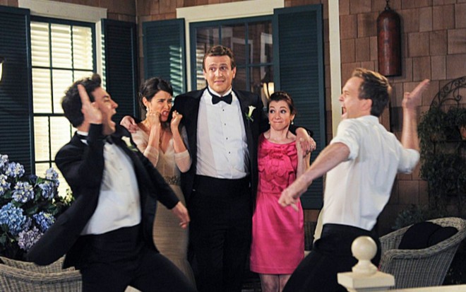 Josh Radnor, Cobie Smulders, Jason Segel, Alyson Hannigan e Neil Patrick Harris em cena do último episódios de How I Met Your Mother