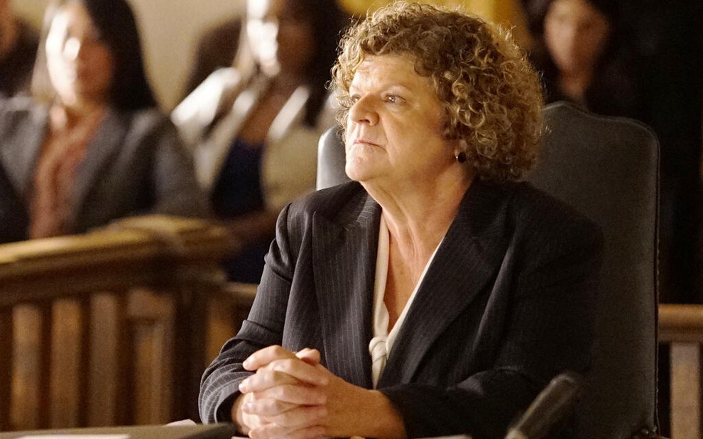 De blazer e sentada em um tribunal, Mary Pat Gleason encarnou uma advogada na série How to Get Away with Murder