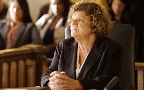 De blazer e sentada em um tribunal, Mary Pat Gleason encarnou uma advogada na série How to Get Away with Murder
