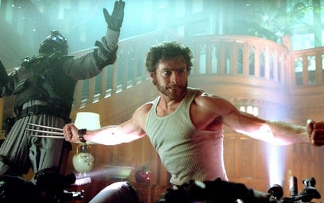 Hugh Jackman enfrenta inimigo como o personagem Wolverine em cena do filme X-Men 2