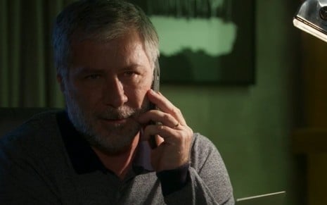 Hugo (Leopoldo Pacheco) fala ao telefone na cena em que foi revelado como o chefão da facção de Salve-se Quem Puder
