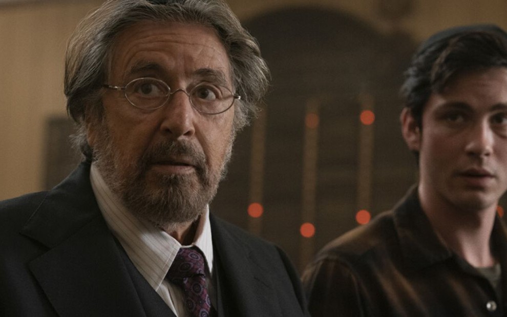 Imagem de Al Pacino e Logan Lerman em cena da série Hunters