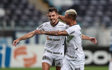 Hyoran celebra gol pelo Atlético-MG com o companheiro Eduardo Vargas