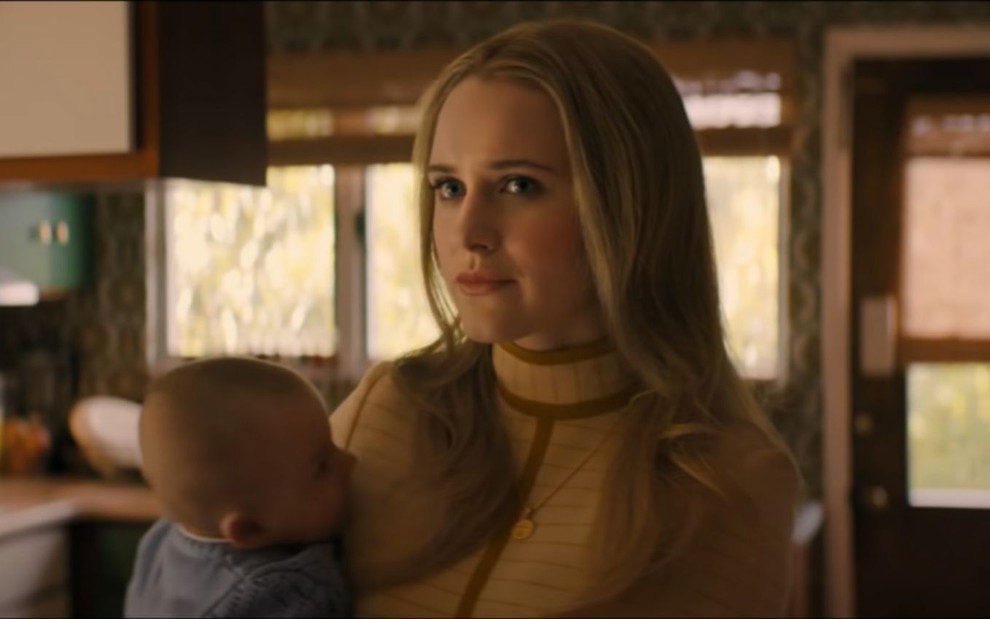 Rachel Brosnahan carrega um bebe em cena de I'm Your Woman, filme do Prime Video