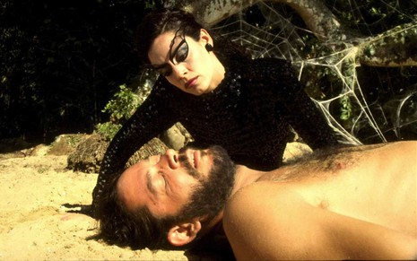 Raul Julia e Sonia Braga em cena de O Beijo da Mulher-Aranha