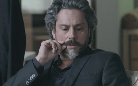 O comendador José Alfredo (Alexandre Nero) mexe no bigode em cena de Império na Globo