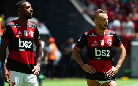 Jogadores do Flamengo, Gerson e Rafinha lado a lado em campo, na final da Supercopa do Brasil