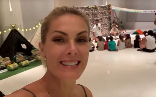 A apresentadora Ana Hickmann em um vídeo publicado no YouTube em que mostra a decoração da festa de aniversário de Alexandre, seu filho de seis anos
