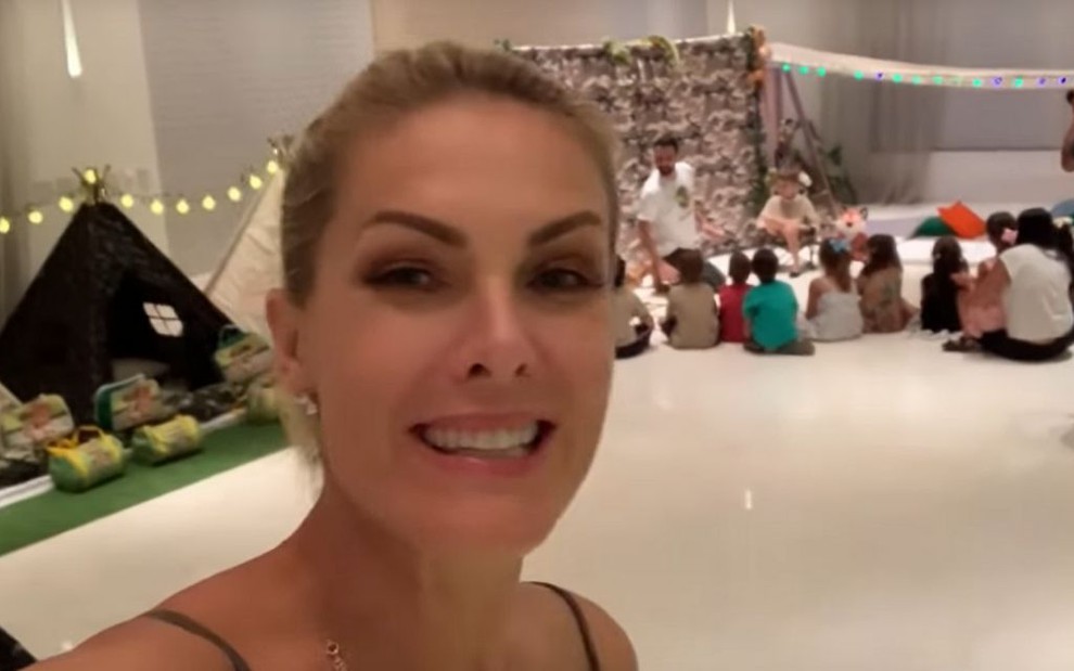 A apresentadora Ana Hickmann em um vídeo publicado no YouTube em que mostra a decoração da festa de aniversário de Alexandre, seu filho de seis anos