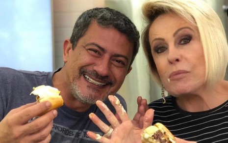 O ator Tom Veiga e Ana Maria Braga sorriem lambuzados de bolo em foto publicada no Instagram