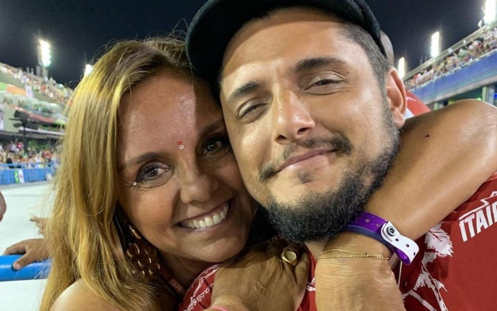 Ana Sang com o filho Bruno Gissoni em foto publicada no Instagram; os dois sorriem abraçados em um sambódromo