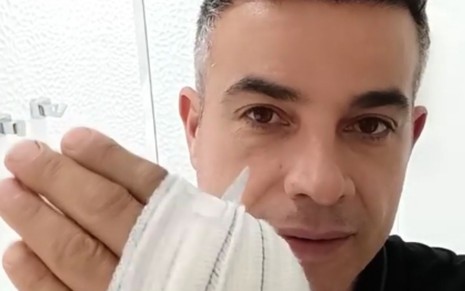 O ator Anderson Di Rizzi mostra sua mão enfaixada em vídeo publicado no Instagram