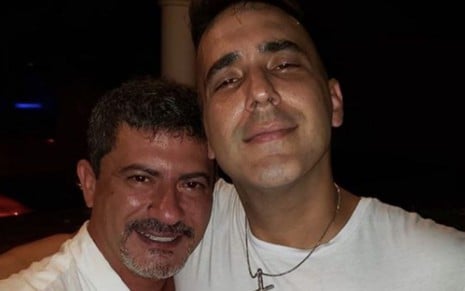 O ator Tom Veiga abraçado com o apresentador André Marques em foto publicada no Instagram