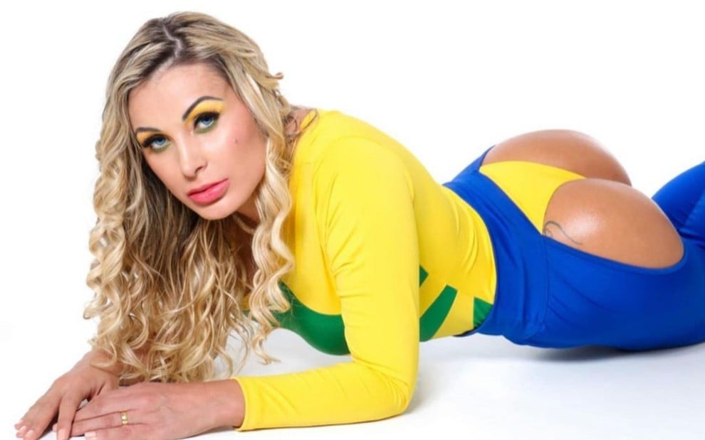 A modelo e ex-A Fazenda Andressa Urach em foto publicada no Instagram; ela aparece vestindo uma roupa com as cores da bandeira do Brasil e com o bumbum bem à mostra