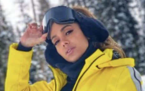 A cantora Anitta posa na neve em Aspen, nos Estados Unidos