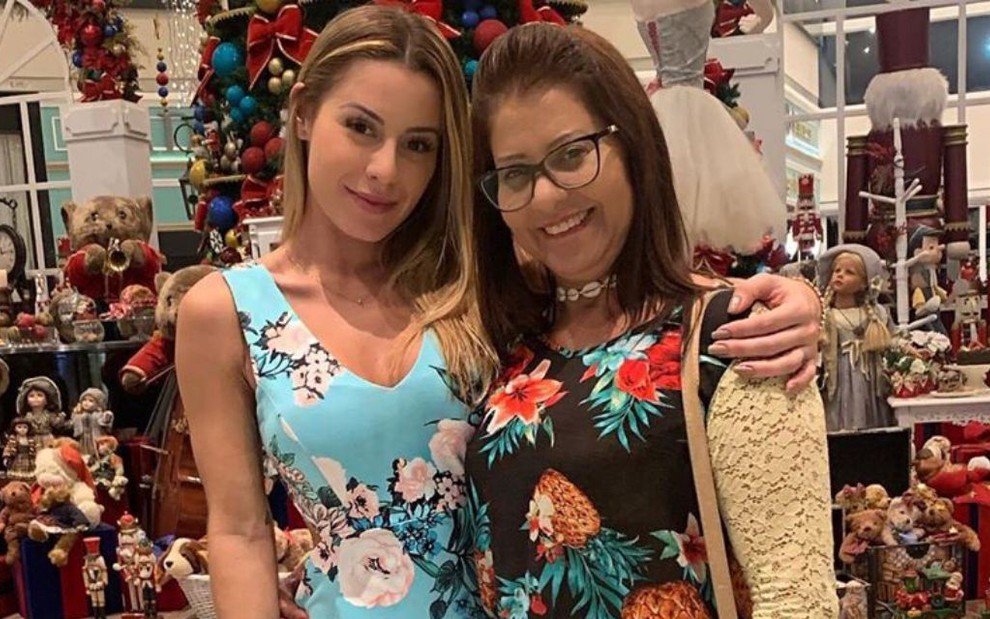 Aricia Silva e Clau Silva em foto publicada no Instagram: Aricia e mãe usam vestidos floridos